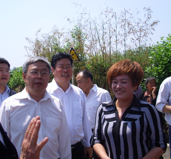 国务院扶贫办与百姓亲切交谈